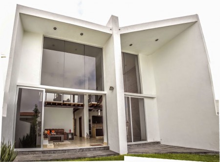 FACHADA POSTERIOR con Terraza para leer el Peridico y disfrutar un delicioso Café. VENTANERIA en Aluminio Linea Española y Cristal Filtrasol.